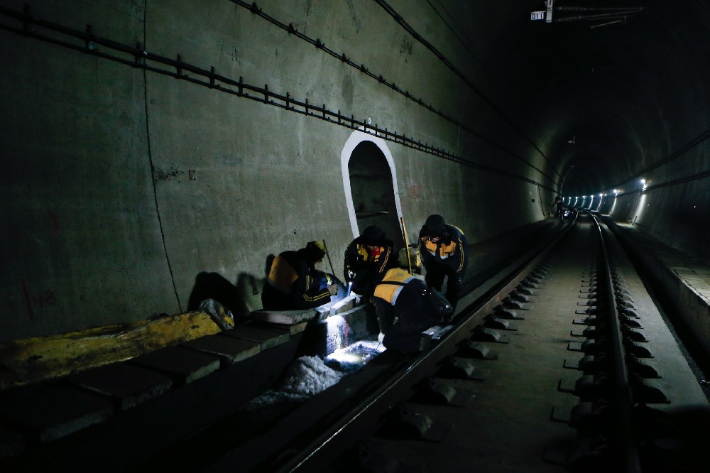 三更罗镇铁路运营隧道病害现状